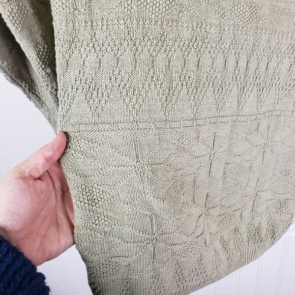 Women's NWT Taupe Winter Snowflake Oversize d Pullover Sweater Size Medium - Picture 8 of 10